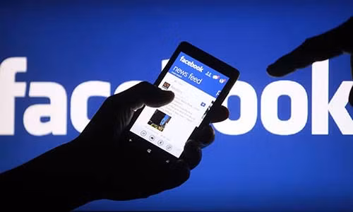 Sử dụng Facebook không đúng cách có thể ảnh hưởng đến hạnh phúc gia đình. (Ảnh minh họa)