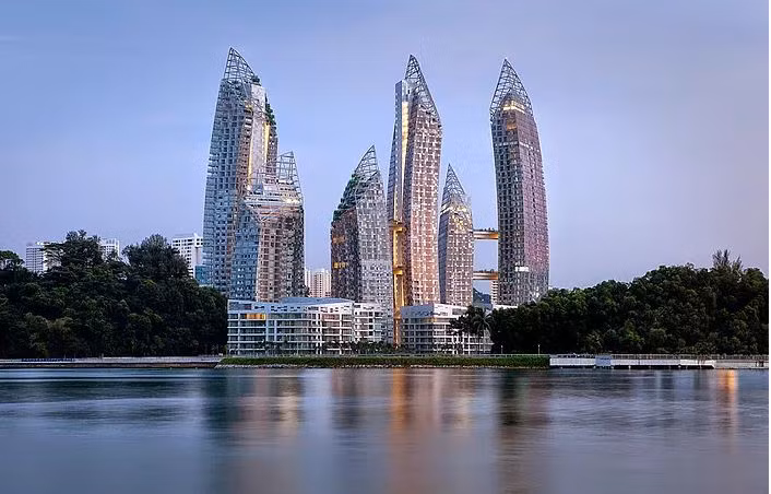 REFLECTIONS @KEPPEL BAY Khu chung cư với những đường cong và hình thức thanh lịch đã trở thành một trong những công trình mang tính biểu tượng của vịnh Singapore. Với sáu tòa tháp cao và trên đỉnh là một khu vườn mà từ đó bạn có thể nhìn thẳng ra biển và đảo Sentosa nổi tiếng.