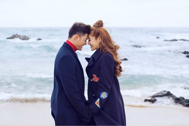 Linh Chi hon ho khoe duoc Lam Vinh Hai tang qua 