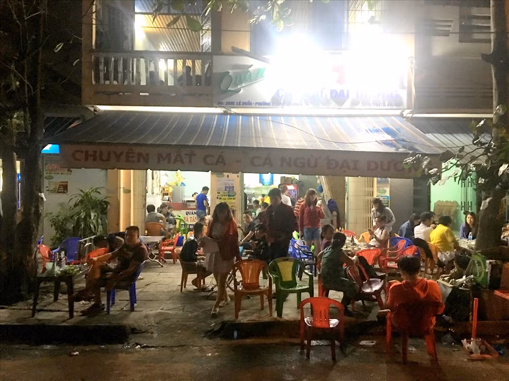 Bạn dễ dàng tìm được nhiều quán đặc sản mắt cá ngừ ở thành phố Tuy Hòa. Ảnh: Văn Hào