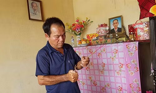 Ông Chóng thắp nén hương trước bàn thờ cha ngày trở về.