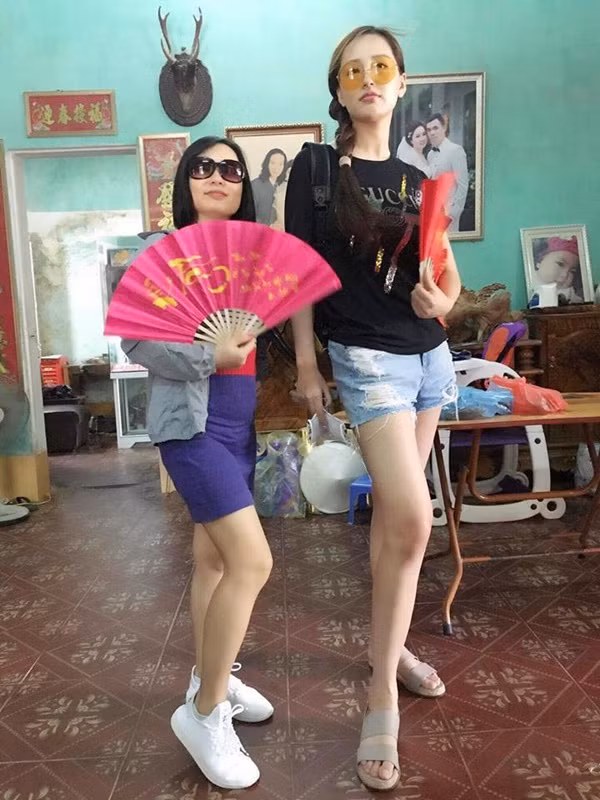 Tự tin pose ảnh đầy thần thái bên bạn bè mà chẳng cần phải "diễn sâu".