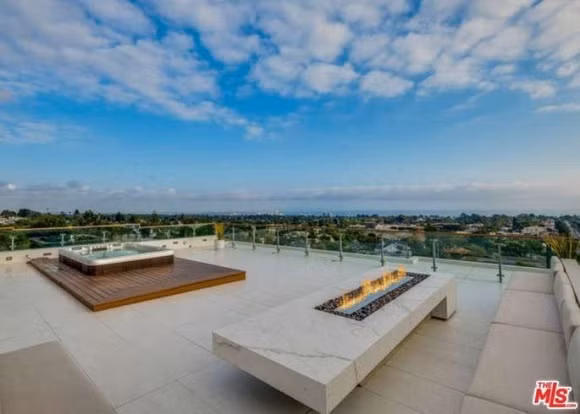 Tầng thượng view đẹp được trang bị bếp ngoài trời, bồn tắm nước nóng.