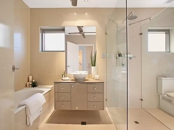 Đầy đủ những nội thất cơ bản, màu sắc trung tính cùng gam màu ấm cúng của đèn chiếu sáng là đủ làm dịu mát không gian, tăng vẻ đẹp hiện đại, thoải mái cho mọi người khi sử dụng.