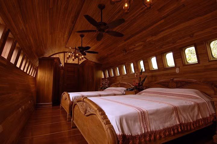 Đồ nội thất sử dụng gỗ được trạm trổ thủ công.