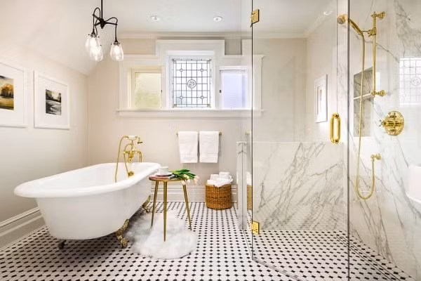 Khi bạn chọn những sắc màu cơ bản để trang trí cho phòng tắm, chất liệu hiện đại được sử dụng để tạo nên sự tiện nghi cho không gian thư giãn thì vẫn có thể thêm pha chút ấn tượng và độc đáo với những điểm nhấn từ tay cầm, vòi nước... bằng chất liệu mạ vàng cho không gian thêm sang trọng.