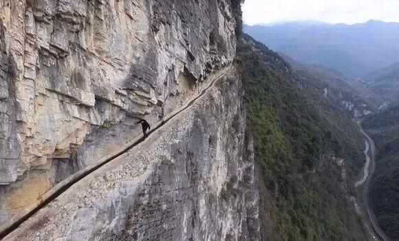 Nhờ sự kiên trì của người đàn ông này, ước mơ của họ đã thành hiện thực. Sau 36 năm làm việc chăm chỉ, ông đã đào được 9400 mét kênh nước.