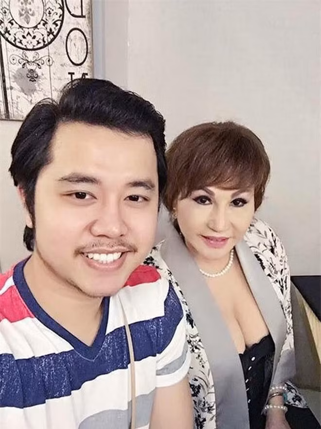 Là một người mẫu mới nổi, nhiều người đặt dấu chấm hỏi về quyết định yêu người tình già của Hoàng Việt. Tuy nhiên anh luôn khẳng định rằng vì yêu nên đã vượt qua tất cả để tới tới Yvone.