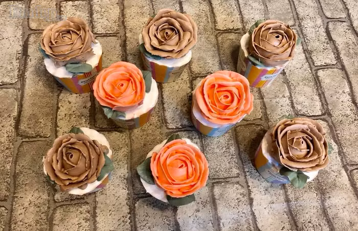 Cách làm: Bước 1: Đầu tiên, bạn chuẩn bị sẵn những chiếc bánh cupcake theo công thức sau đây Bước 2: Sau đó bạn đánh bông kem tươi và bắt hoa.