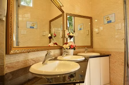 Bên trong mỗi nhà vệ sinh đều được đầu tư các hệ thống hiện đại như: hệ thống cảm biến tự động xả nước khi khách rời đi, có khu vệ sinh dành riêng cho người khuyết tật, có gương soi, lịch để xem ngày, đồng hồ treo tường….. Bên cạnh đó, các nhà vệ sinh này còn được trang bị âm nhạc; có khu nhà vệ sinh dành cho người khuyết tật. Nhà vệ sinh sẽ mở cửa phục vụ người dân xuyên suốt từ 6h sáng đến 22h đêm mỗi ngày và hoàn toàn miễn phí.