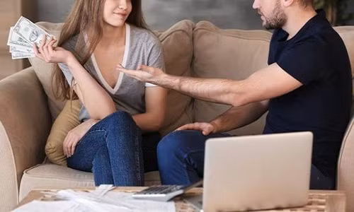 Tháng nào anh Trương cũng đưa gần hết tiền lương cho vợ (Ảnh minh họa) Tháng nào anh Trương cũng đưa gần hết tiền lương cho vợ (Ảnh minh họa)