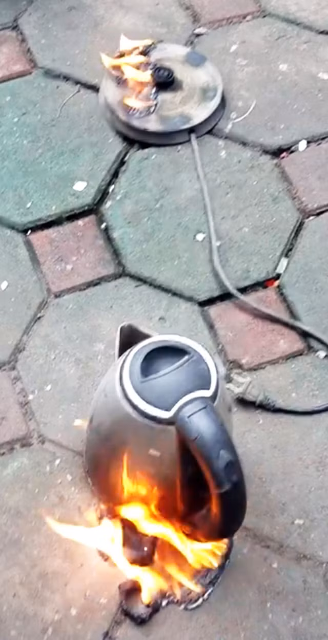 Ấm siêu tốc của anh Ánh phát hỏa khi không đun nước - Ảnh chụp từ clip