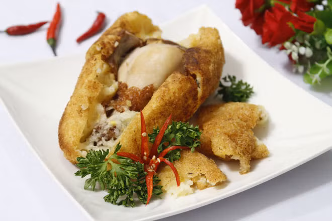 Chuẩn bị nguyên liệu làm đùi gà bó xôi: - 250gr gạo nếp - 80gr đậu xanh không vỏ - 1 chút muối - 3 thìa nước cốt dừa - 2 cái đùi gà - 1 thìa cà phê bột tỏi - 1 chút ngũ vị hương - 1 chút tiêu - 1 chút hạt nêm - Dầu ăn - Vài thìa mỡ hành, nếu thích
