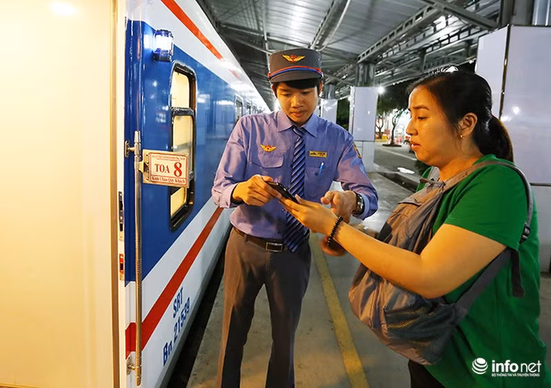 Anh Trần Khánh Tâm - Trưởng tàu SE4 cho biết: "Đoàn tiếp viên Đường sắt Phương Nam phục vụ trên tàu SE4 đều đã được tuyển chọn kỹ lưỡng, hầu hết đều có kinh nghiệm và thông thạo ngoại ngữ để phục vụ tốt cả hành khách nước ngoài".