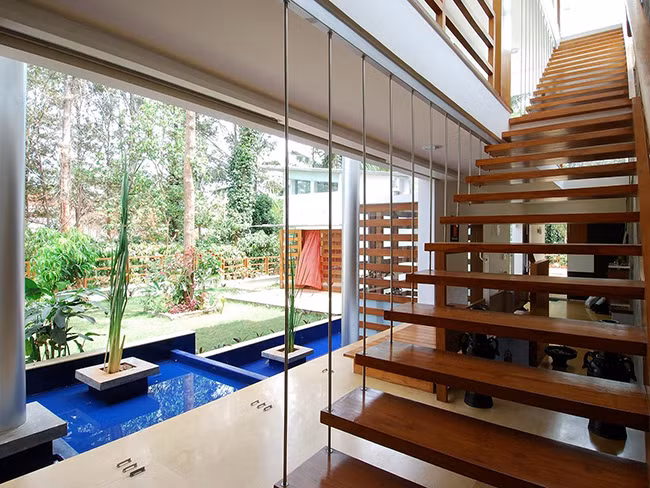 Được đặt trong cộng đồng dân cư đông đúc ở cửa ngõ bên rìa của thành phố nhưng biệt thự này lại sở hữu không gian riêng, thoát khỏi sự đông đúc chật chội của chốn thành thị. Nội thất sang trọng, hiện đại nhưng vẫn rất gần gũi, hoà mình cùng thiên nhiên. Đây giống như một nơi ẩn náu tuyệt vời tại Bangalore.