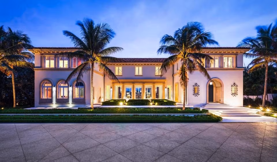 5. Florida - Với giá 61,5 triệu USD, biệt thự tại Palm Beach là ngôi nhà đắt nhất Florida. Toàn bộ diện tích hơn 1.600 m2 nằm trên mặt nước. Căn nhà này được đánh giá có nội thất hiện đại, các căn phòng với thiết kế đặc biệt theo phong cách Italy. Biệt thự gồm 7 phòng ngủ, 13 phòng tắm, hồ bơi và nhiều tiện nghi sang trọng khác.