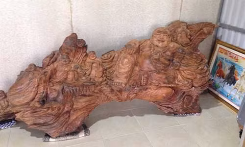 Bức tượng phật Di Lạc được ông Đoàn chạm khắc với những họa tiết, đường nét rất tinh xảo, bắt mắt .
