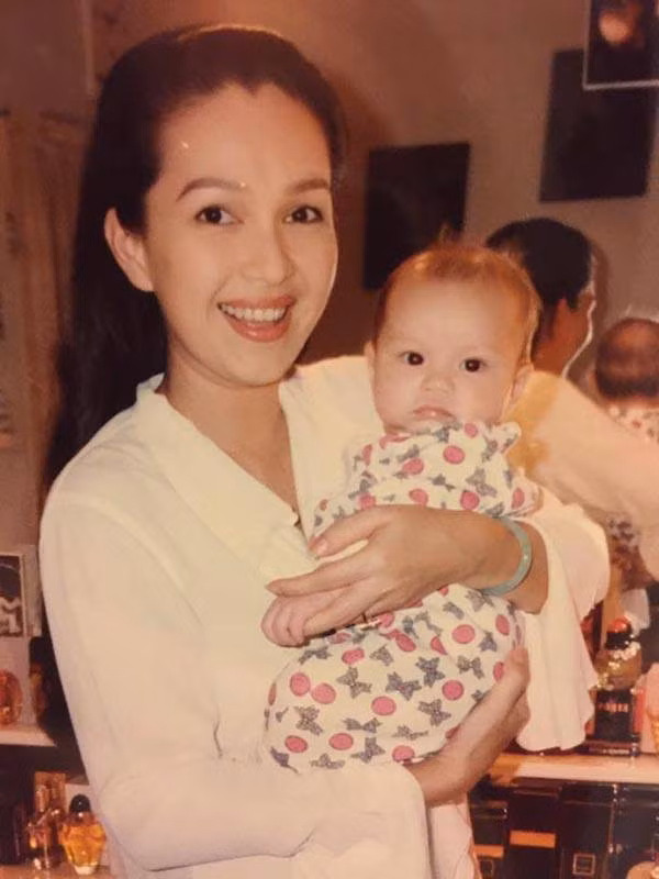 Thùy My sở hữu nhiều nét giống mẹ nên được mọi người chú ý hơn cả. Cô gái này sinh năm 1995, sở hữu chiều cao 1,7m cùng làn da mịn màng, gương mặt thanh tú.