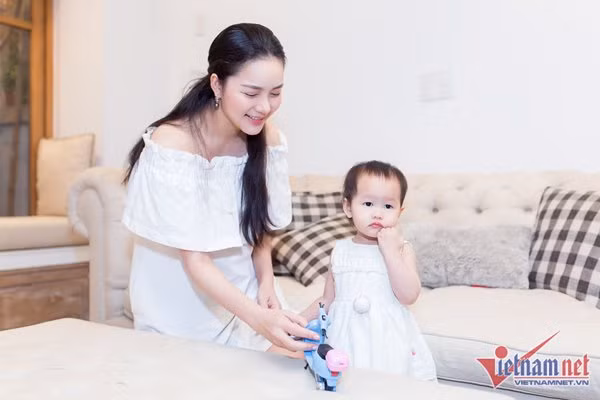 Trong buổi gặp báo VietNamNet, Phan Như Thảo cho biết hồi trẻ từng muốn mình sau này có 4 con. Cô tưởng tượng cảnh mình là một bà mẹ trẻ xinh đẹp, sexy, ăn mặc sang trọng, sau lưng là 4 đứa bé xinh như thiên thần. Nhưng thực tế hoàn toàn khác, việc chăm, nuôi và dạy con vất vả hơn nhiều. Phan Như Thảo cũng vì sinh con mà mất kiểm soát cân nặng.