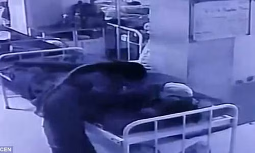 Người phụ nữ lạ mặt vào bế đứa bé...