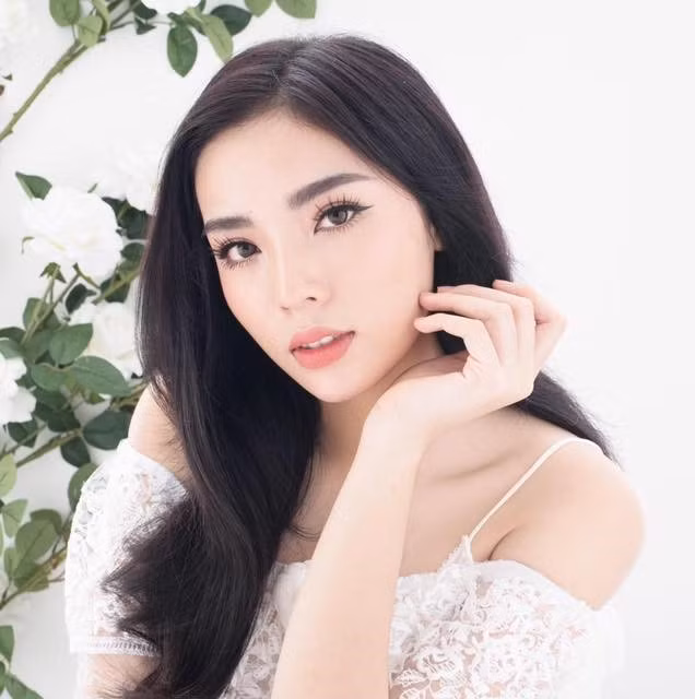 Hoa hậu Việt Nam dần thay đổi hình ảnh và cách biểu cảm theo hướng kiêu kỳ, sắc sảo. Cô cũng hạn chế cười để có phong thái lạnh lùng hơn.