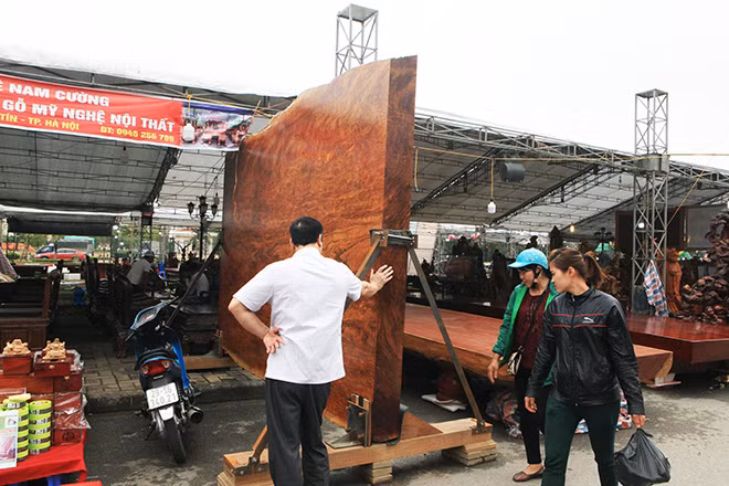 Xuất hiện tại Hội chợ triển lãm Bắc Ninh 2018, chiếc sập gỗ Cẩm Lai đang gây chú ý với nhiều du khách.