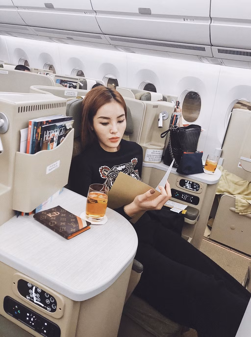 Một độc giả bình luận trên trang cá nhân của Kỳ Duyên: "Thích gương mặt lúc trước. Dễ thương, hiền! Bây giờ mặt dài và đơ quá. Cứng cứng". Bên cạnh đó, vẫn có nhiều người để lại bình luận yêu thích phong cách lạnh lùng của Kỳ Duyên hiện tại.