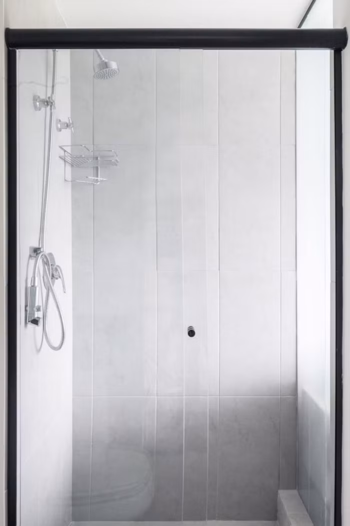 Phòng tắm nhỏ xinh với các thiết bị tiện nghi tối giản.