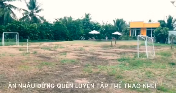 Có cả sân bóng luôn nhé.