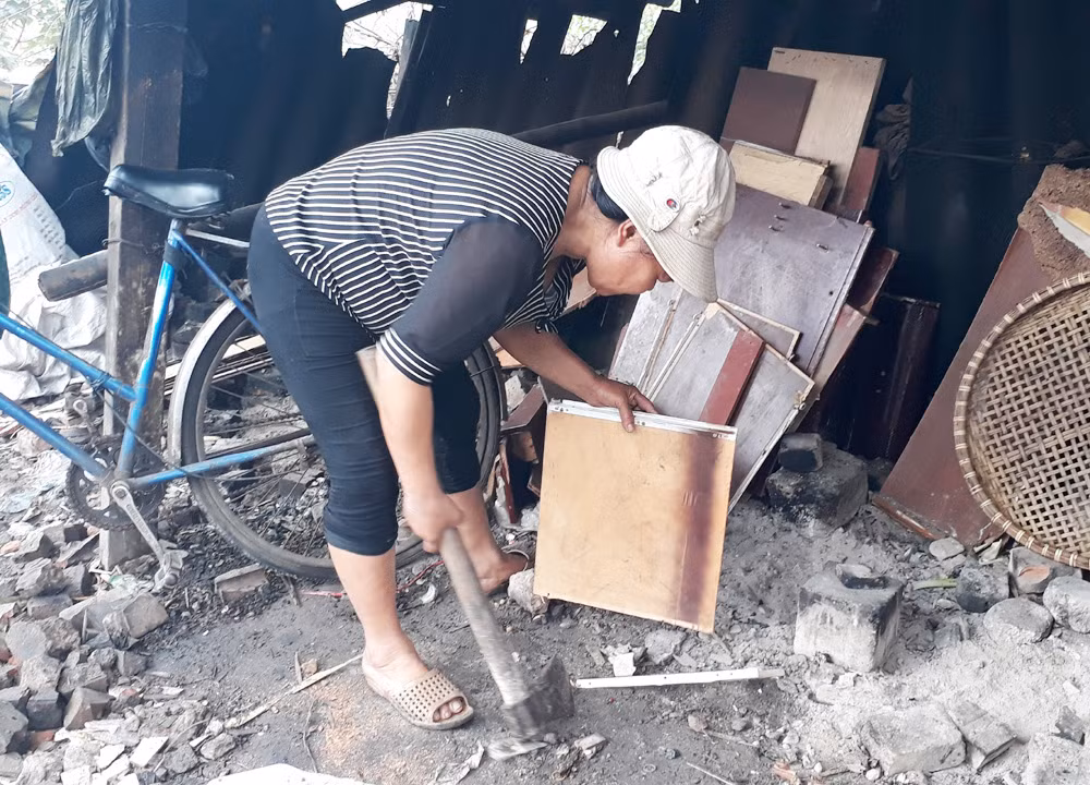 Những người bán ngô tranh thủ lượm lặt bàn, ghế... hỏng về làm củi đun. Ảnh: Phương Lê