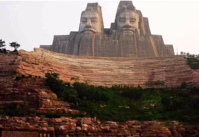5. Tượng Hoàng đế Yan và Huang (Trung Quốc). Chiều cao: 106m.