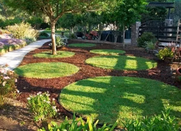 Đôi khi vẻ đẹp lại đến từ những điều giản dị nhất. Bởi lẽ chỉ cần sử dụng máy cắt cỏ hay tạo luống để trồng cỏ, tạo những ô tròn hay những đường viền bằng cỏ theo cách của bạn để có được khoảng ngoại thất đặc biệt.