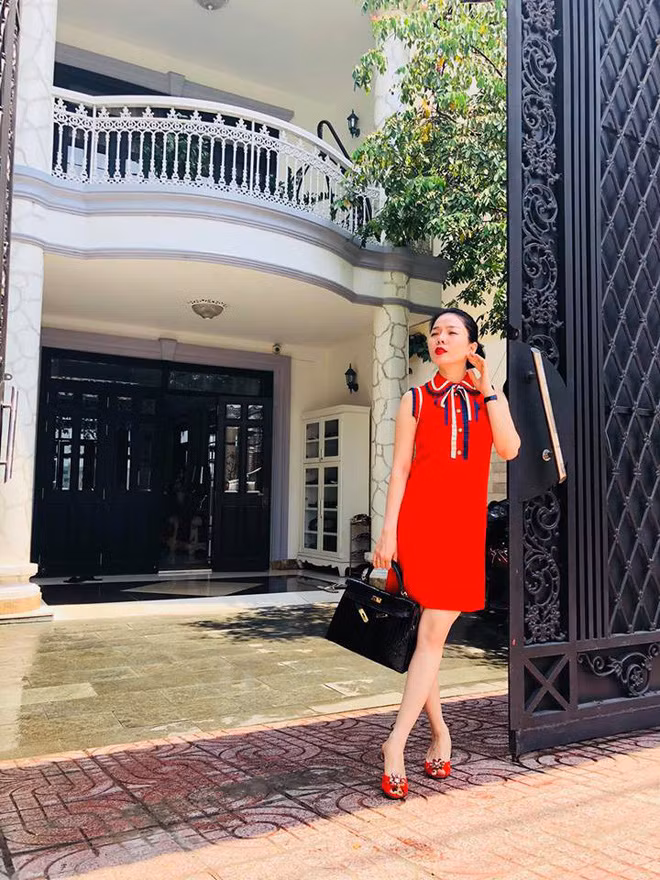 Trước đó, Lệ Quyên cũng tiết lộ căn biệt thự triệu đô tại Việt Nam, nơi gia đình cô đang sinh sống tại quận 2, TP.Hồ Chí Minh.
