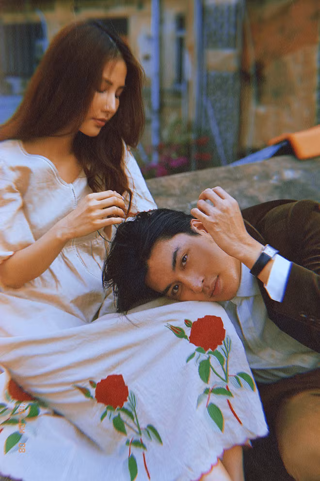 Diễm My và Quang Đại từng đốn tim khán giả với bộ ảnh yêu xa mang màu sắc cổ điển thập niên 80. Trong bộ ảnh, cả hai diện trang phục giản dị và thể hiện những cử chỉ yêu thương, tình tứ.