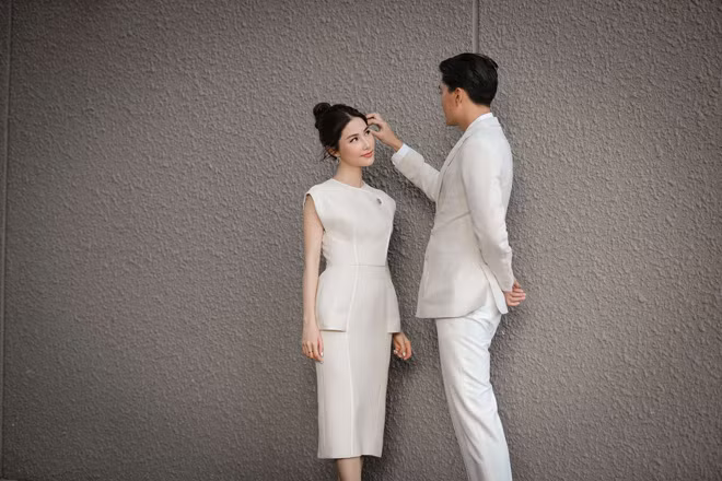 Không hẹn mà gặp, cả hai diện đồ đôi và khiến fan xôn xao trong những tấm hình tình cảm siêu đáng yêu. Người hâm mộ bắt gặp Quang Đại nhiều lần đưa tay vén mái tóc bới tự nhiên loã xoã trước gió của Diễm My.