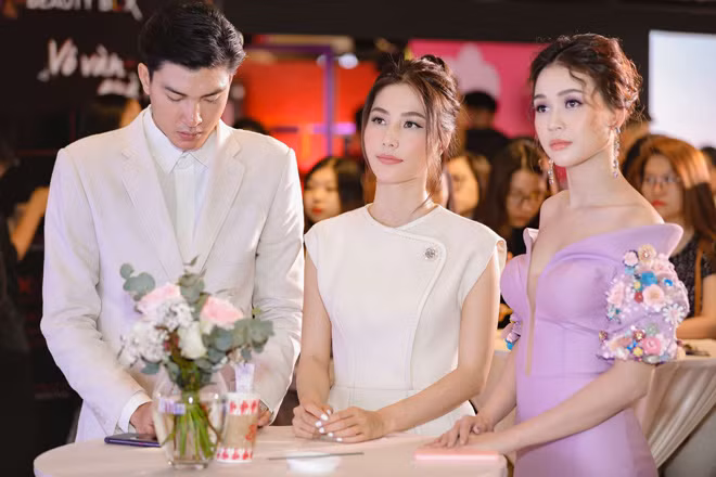 Trong cuộc gặp gỡ vô tình với Diễm My 9x, Quang Đại tung hết chiêu "thả thính" dành cho cô. Cả hai gặp nhau tại sự kiện có sự tham gia của hot girl Sam cùng một số ngôi sao showbiz Việt khác như Đào Bá Lộc và hot beauty blogger Hannah Olala.