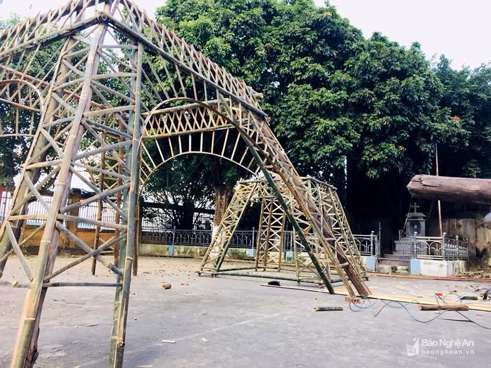 Tháp có cấu trúc 3 phần: bệ, thân, ngọn, riêng phần bệ có diện tích 36m2. Phần kết nối giữa các bộ phận được thiết kế khá cầu kỳ. Tháp được làm từ nguyên liệu chính là tre do bà con trong giáo xứ cung cấp. Lúc đầu tháp được làm từng bộ phận một tách rời nhau. Ảnh: Huy Thư