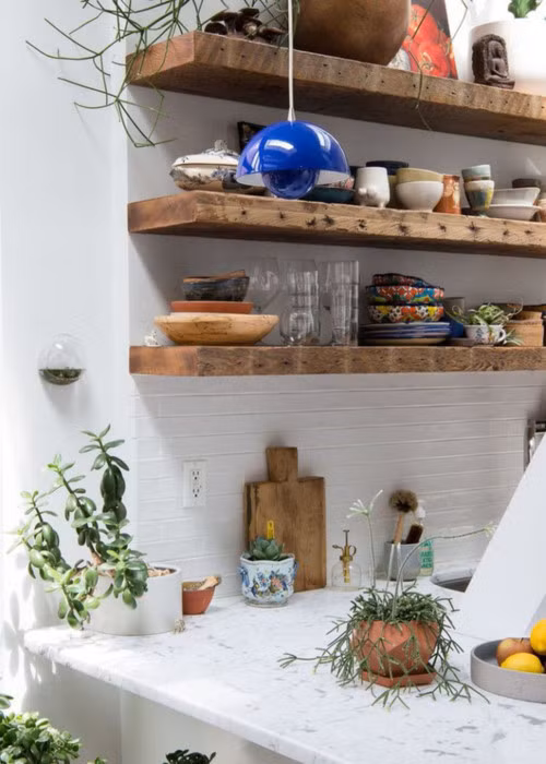 Sự góp mặt của thiên nhiên, tuy không nhiều và hết sức giản đơn nhưng nếu thiếu những điểm nhấn trong lành và thân thiện này, căn bếp mất đi mấy phần xinh đẹp. Một vài phụ kiện như đèn trang trí, chậu cây trên bàn hay lọ hoa tươi nhỏ xinh đủ để góp phần mang lại nét đẹp tự nhiên cho căn bếp màu trắng.