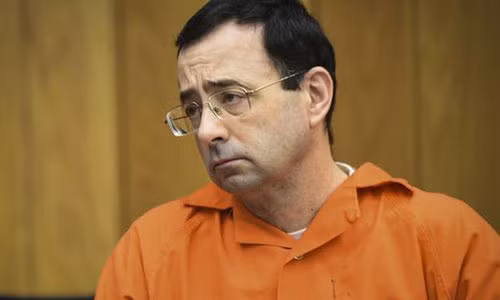Bác sĩ Larry Nassar bị truy tố tại tòa án hạt Eaton vì tội danh lạm dụng tình dục.