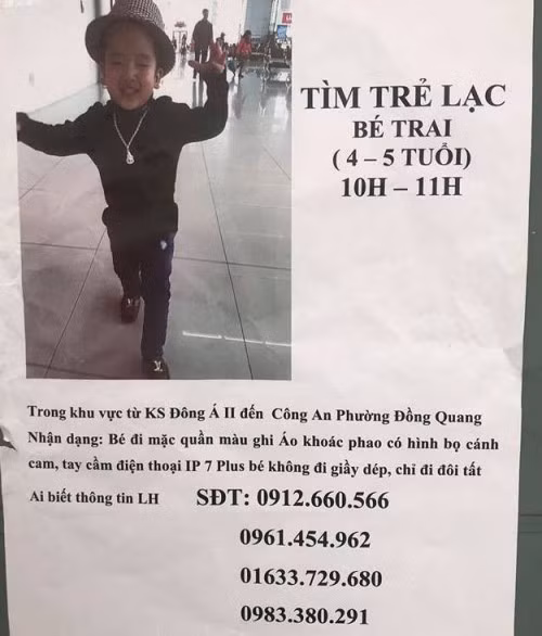 Thông tin bé Bảo mất tích được gia đình dán tờ rơi khắp nơi mong sớm tìm được con.