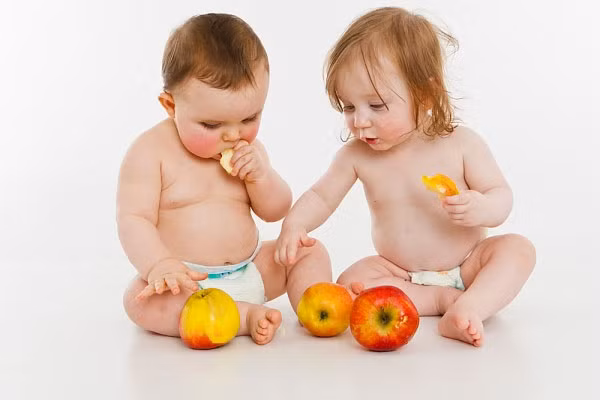 Cho trẻ đi ăn rong ngoài đường. Cho trẻ đi ăn rong ngoài đường không những thiếu văn minh mà còn rất mất vệ sinh. Bụi, vi sinh vật và khí độc trong không khí dễ xâm nhập vào cơ thể theo cùng thức ăn, ảnh hưởng xấu tới sức khỏe của trẻ. Ảnh minh họa.