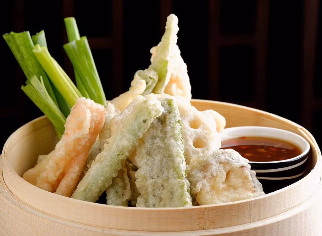 Rau chiên. Hiện nay, xu hướng chiên rau đang rất phổ biến. Mọi người tẩm bột chiên từ các loại lá đến các loại củ mầm và không biết rằng, hầu hết calo đến từ bột mì và dầu, hai loại này trộn với nhau lại càng làm cho khẩu phần calo tăng lên gấp bội.