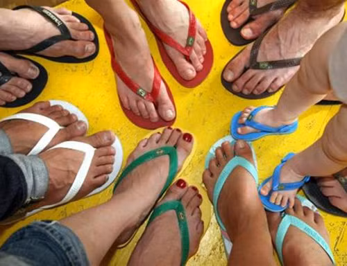 Không những thế, đi dép tông trời mưa còn là nguyên nhân khiến đôi chân bạn có mùi hôi do chất liệu nhựa không thấm hút nước tạo nên, đồng thời do độ bám dính hạn chế, dễ bị kết rêu trơn nên bạn rất dễ bị trượt té gây nên các chấn thương nguy hiểm khác khi dùng tông ở những nơi dễ trơn trượt.