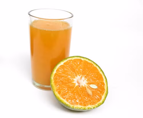 Nước cam. Vitamin C trong cam giúp cơ thể phòng tránh những nguy hại từ ánh nắng mặt trời. Mỗi ngày uống một cốc nước cam không chỉ cung cấp vitamin tốt cho cơ thể mà còn giúp bạn phòng chống say nắng hiệu quả. Thêm vào đó vitamin c trong cam còn giúp làm tăng hệ miễn dịch và ngăn chặn cảm lạnh mùa hè. Ảnh: laodong