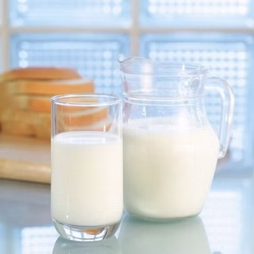 Sữa. Các thành phần dinh dưỡng trong sữa giúp làm cơ thể nhanh chóng hạ nhiệt và đẩy lùi say nắng. Ảnh: alobacsi
