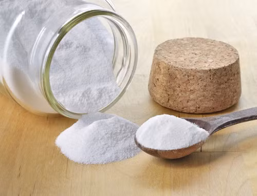 Tất cả những gì bạn cần chuẩn bị là 4-5 lít nước ấm, 2 thìa baking soda, một chiếc găng tay tẩy da chết, bàn chải mềm hoặc đá bọt, dầu dừa (hoặc một loại dầu tự nhiên dưỡng ẩm mà bạn có), tinh dầu thơm (tùy chọn).