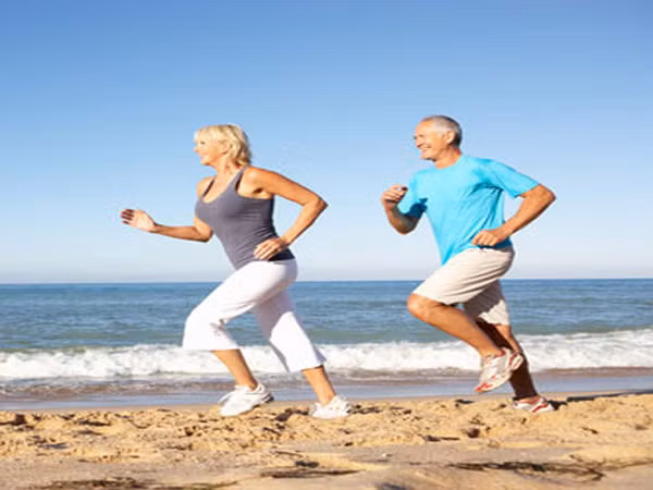 Thể dục làm máu được lưu thông, có nghĩa toàn bộ não nhận được ôxy nhanh khiến cho việc nhận thức vấn đề cũng nhạy hơn. Nếu bạn không thích vận động ngoài trời thì có thể lựa chọn khiêu vũ. Môn thể thao nhẹ nhàng này có tác dụng phát hành hormone serotorin rất tốt cho sức khỏe não bộ.