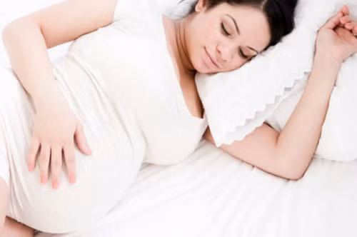 Nằm nghiêng bên trái. Bà bầu nên nằm nghiêng bên trái khi nằm ngủ. Khi nằm ở tư thế này, lưu lượng máu từ cơ thể mẹ sẽ đi qua các mạch máu trong tử cung và đến thai nhi một cách thông suốt hơn. Khi máu được vận chuyển với tốc độ đều đặn thì chỉ số nước ối cũng tăng lên. Ảnh: mecuti