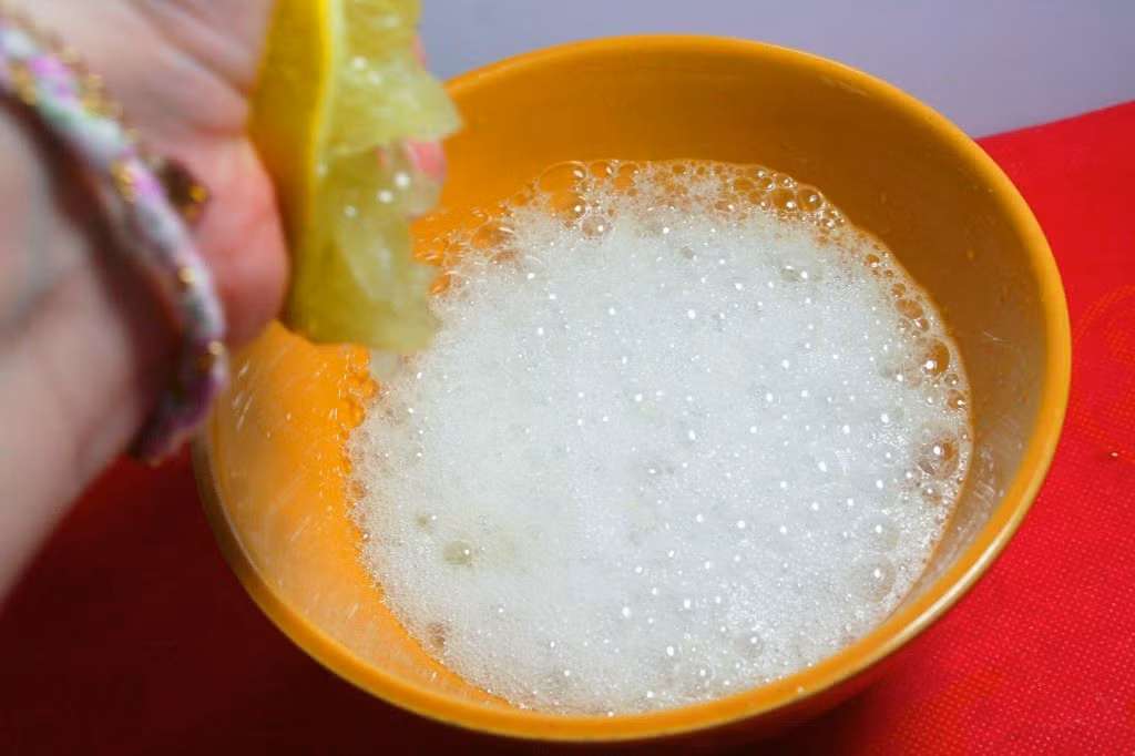Để tăng thêm hiệu quả, bạn cũng có thể hòa 75g baking soda với nước cốt của nửa quả chanh tươi. Trộn đều và đánh răng với hỗn hợp này 2 lần/tuần.