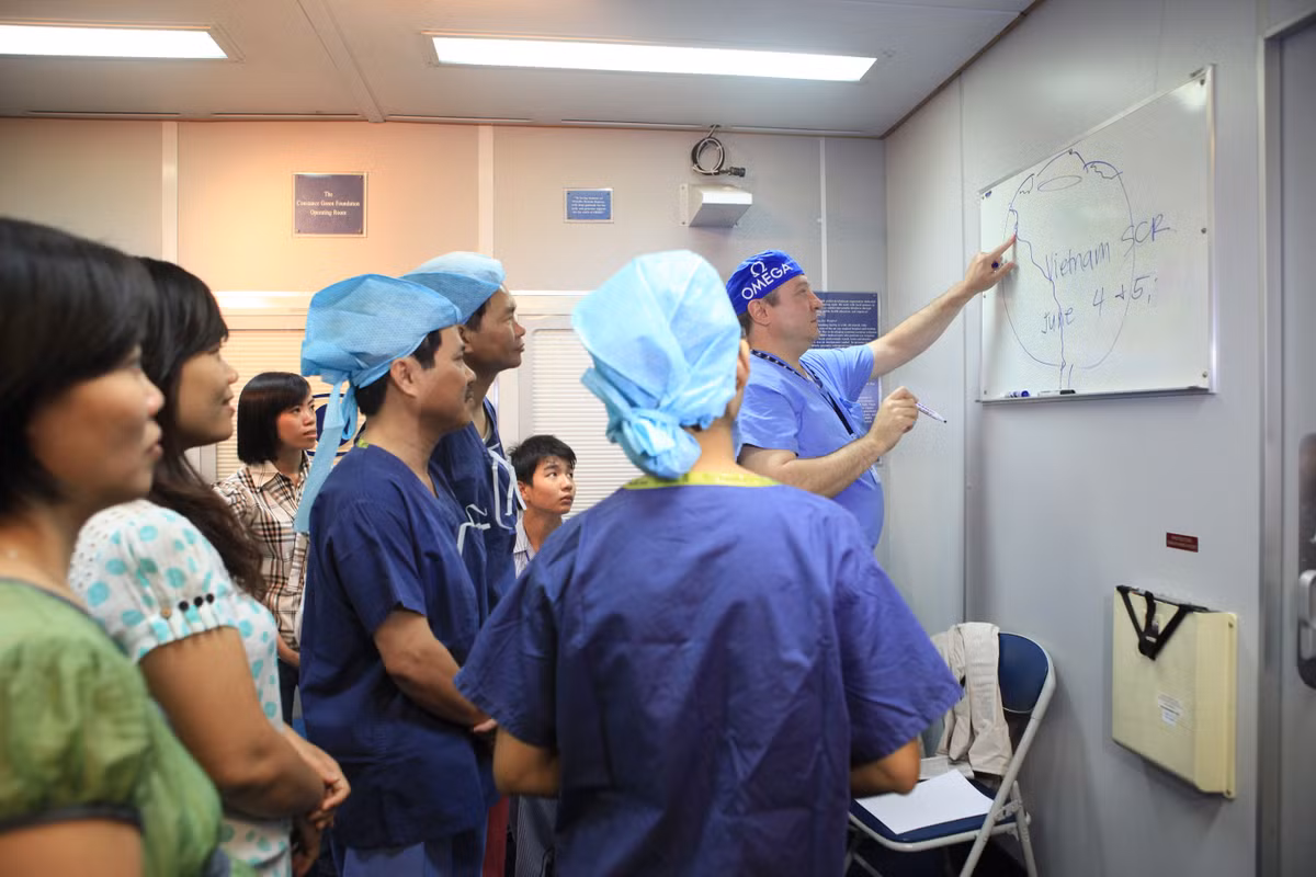 Trong khuôn khổ Chương trình Bệnh viện Bay 2015 tại Nội Bài, Bệnh viện Bay Orbis cũng tổ chức các lớp đào tạo chuyên biệt cho bác sĩ và kỹ thuật viên gây mê, điều dưỡng, kỹ thuật viên trang thiết bị và các nhân viên y tế trong lĩnh vực nhãn khoa.